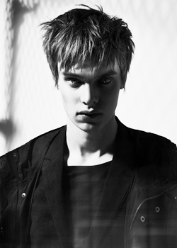 Immagine HAIRFASHION Gareth West B890-01.jpg
